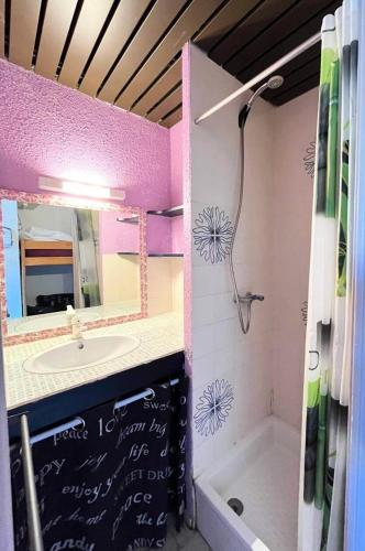 une salle de bain avec un lavabo, un miroir et une baignoire dans l'établissement Résidence Le Lagon Bleu - Studio cabine avec piscine au Grau du Roi MAE-7021, au Grau-du-Roi