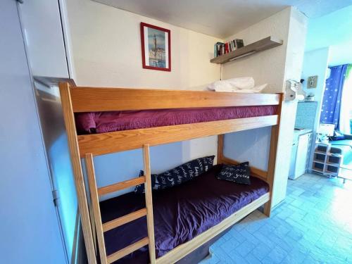 quelques lits superposés dans une chambre dans l'établissement Résidence Le Lagon Bleu - Studio cabine avec piscine au Grau du Roi MAE-7021, au Grau-du-Roi