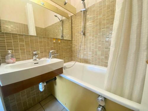 une salle de bain avec un lavabo, une baignoire et une douche dans l'établissement Résidence Les Jardins Du Port - Superbe T2 en rez de jardin dans résidence avec piscine MAE-7031, au Grau-du-Roi