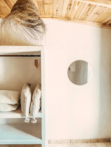 une chambre avec un lit superposé aux murs blancs dans l'établissement Domaine Le Clos Bohème, à Baron