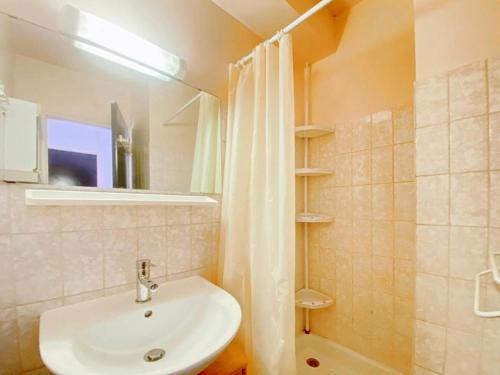 une salle de bain avec un lavabo et une douche dans l'établissement Résidence Le Méridien - Studio cabine 4 couchages proche plage MAE-7041, au Grau-du-Roi