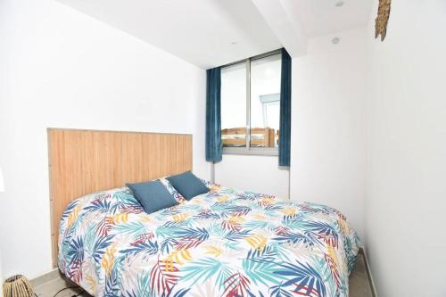 une chambre avec un lit et une fenêtre dans l'établissement Résidence Le Chabian - Port Camargue T2 rénové, tout équipé, en 1ère ligne mer, plage sud à 50m, piscine, tennis, climatisé MAE-7061, au Grau-du-Roi