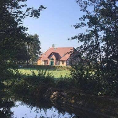 une maison au sommet d'un champ verdoyant dans l'établissement L'Auberge du canal, à Brebotte
