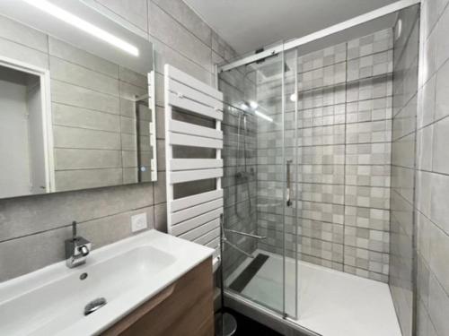 une salle de bain avec un lavabo et une douche en verre dans l'établissement Résidence La Lagune - Appartement T2 vue mer au Grau du roi MAE-7081, au Grau-du-Roi