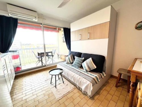 un salon avec un canapé et une table dans l'établissement Résidence Los Amigos Ii - Studio 3 couchages proche plage MAE-7091, au Grau-du-Roi