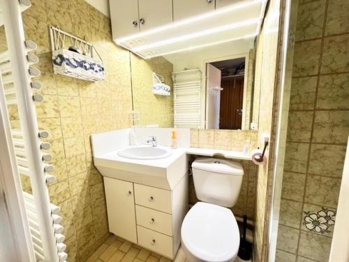 une salle de bain avec toilettes, lavabo et miroir dans l'établissement Résidence Los Amigos Ii - Studio 3 couchages proche plage MAE-7091, au Grau-du-Roi