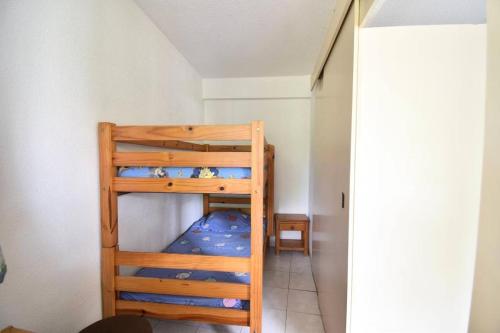 une chambre avec deux lits superposés dans une pièce dans l'établissement Résidence Le Chabian - Studio cabine 5 couchages dans résidence avec piscine MAE-7121, au Grau-du-Roi