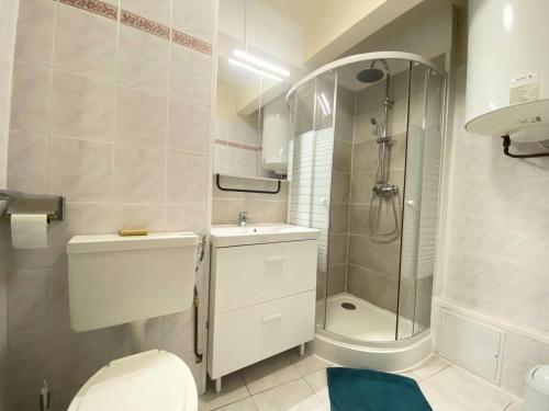 une salle de bain avec une douche, des toilettes et un lavabo dans l'établissement Résidence Le Chabian - Studio cabine 5 couchages dans résidence avec piscine MAE-7121, au Grau-du-Roi