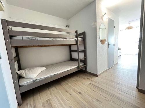 une chambre avec deux lits superposés dans une pièce dans l'établissement Résidence Le Lagon Bleu - Studio cabine 4 couchages avec piscine MAE-7111, au Grau-du-Roi