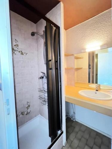 une salle de bain avec un lavabo et une douche dans l'établissement Résidence Le Lagon Bleu - Studio cabine dans résidence avec piscine MAE-7131, au Grau-du-Roi