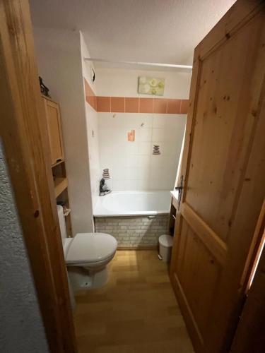 une salle de bain avec toilettes et baignoire dans l'établissement Studio Résidence grand tetras, à Samoëns