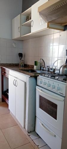 Una cocina o cocineta en Complejo Juli dpto TUCCI