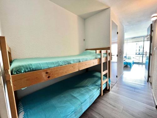 Cette petite chambre comprend un lit superposé. dans l'établissement Résidence Le Lagon Bleu - Studio double cabine avec piscine proche plage MAE-7151, au Grau-du-Roi