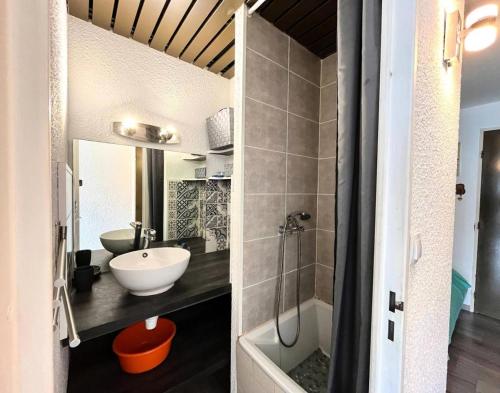 une salle de bain avec un lavabo et un miroir dans l'établissement Résidence Le Lagon Bleu - Studio double cabine avec piscine proche plage MAE-7151, au Grau-du-Roi