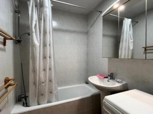 une salle de bain avec une baignoire, un lavabo et une douche dans l'établissement Résidence La Madrague - Studio cabine proche plage La Madrague MAE-7161, au Grau-du-Roi