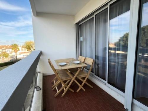 d'une petite table et de deux chaises sur un balcon. dans l'établissement Résidence La Madrague - Studio cabine proche plage La Madrague MAE-7161, au Grau-du-Roi