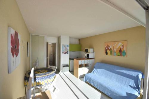 Cette petite chambre comprend un lit et une cuisine. dans l'établissement Résidence Le Grand Pavois - Studio cabine vue port à Port Camargue MAE-7171, au Grau-du-Roi