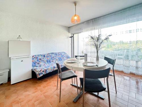 une pièce avec une table, des chaises et un lit dans l'établissement Résidence Les Flamants - Studio en rez de jardin au Grau du roi MAE-7181, au Grau-du-Roi