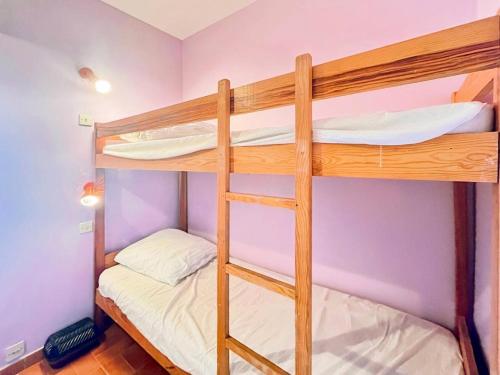 une chambre avec deux lits superposés dans l'établissement Résidence Les Flamants - Studio en rez de jardin au Grau du roi MAE-7181, au Grau-du-Roi
