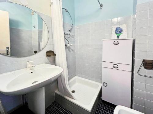 une salle de bain blanche avec un lavabo et une douche dans l'établissement Résidence Les Flamants - Studio en rez de jardin au Grau du roi MAE-7181, au Grau-du-Roi