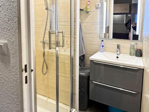 une salle de bain avec douche et lavabo dans l'établissement Résidence Le Lagon Bleu - Studio 4 couchages dans residence avec piscine MAE-7201, au Grau-du-Roi