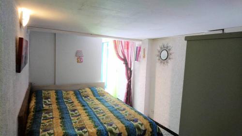 une petite chambre avec un lit et une fenêtre dans l'établissement Résidence Pec1-le Grau Du Roi - Typique logement de pêcheurs 4 personnes MAE-7191, au Grau-du-Roi