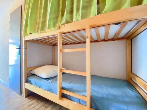 Ce dortoir comprend des lits superposés. dans l'établissement Résidence Le Lagon Bleu - Studio cabine dans résidence avec piscine MAE-7221, au Grau-du-Roi
