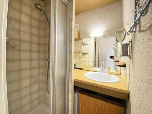 une salle de bain avec un lavabo et une douche dans l'établissement Résidence Le Lagon Bleu - Studio cabine dans résidence avec piscine MAE-7221, au Grau-du-Roi