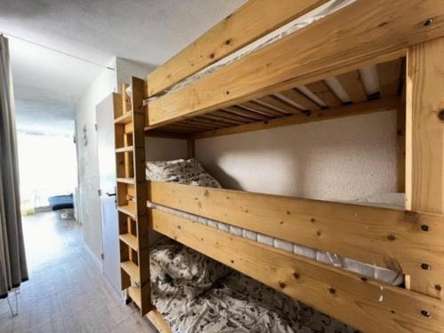 une chambre avec deux lits superposés dans une pièce dans l'établissement Résidence Le Lagon Bleu - Studio cabine avec piscine au Lagon Bleu MAE-7231, au Grau-du-Roi