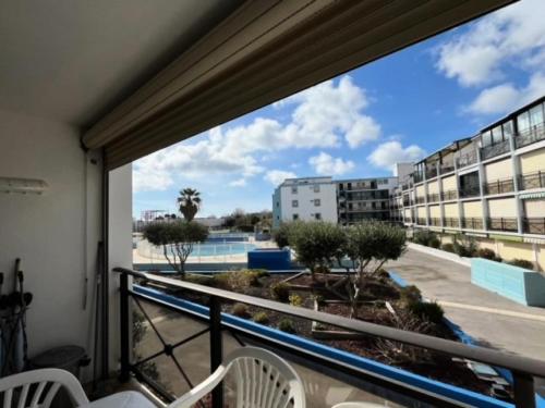 d'un balcon avec vue sur la piscine et les bâtiments. dans l'établissement Résidence Le Lagon Bleu - Studio cabine avec piscine au Lagon Bleu MAE-7231, au Grau-du-Roi