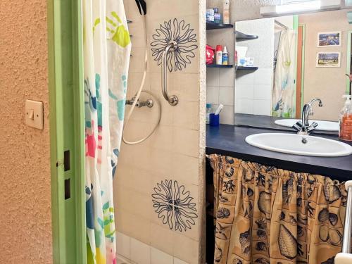 une salle de bain avec douche et lavabo dans l'établissement Résidence Le Lagon Bleu - Studio dans résidence avec piscine MAE-7241, au Grau-du-Roi