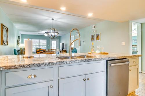 Fotografie z fotogalerie ubytování Walk to Beach Condo with Pool Access in Texas! v destinaci South Padre Island