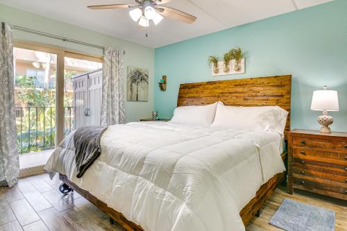 Postel nebo postele na pokoji v ubytování Walk to Beach Condo with Pool Access in Texas!