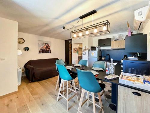 une cuisine et un salon avec une table et des chaises dans l'établissement Résidence Le Lagon Bleu - Superbe T2 au Grau du roi avec piscine MAE-7251, au Grau-du-Roi