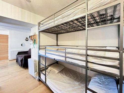 une chambre avec trois lits superposés dans l'établissement Résidence Le Lagon Bleu - Superbe T2 au Grau du roi avec piscine MAE-7251, au Grau-du-Roi