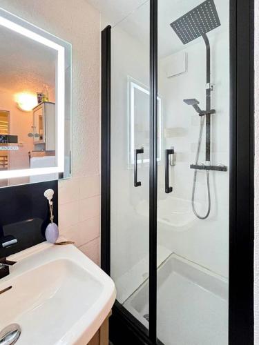 une salle de bain avec un lavabo blanc et une douche dans l'établissement Résidence Le Lagon Bleu - Superbe T2 au Grau du roi avec piscine MAE-7251, au Grau-du-Roi