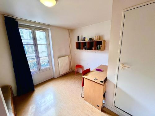 Cette petite chambre dispose d'un bureau et d'une fenêtre. dans l'établissement Chic Studio in Central Paris, à Paris