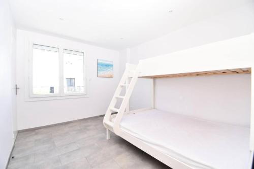 une chambre avec un lit superposé et une échelle dans l'établissement Résidence Les Suzannes - Superbe T3 au Grau du Roi MAE-9841, au Grau-du-Roi