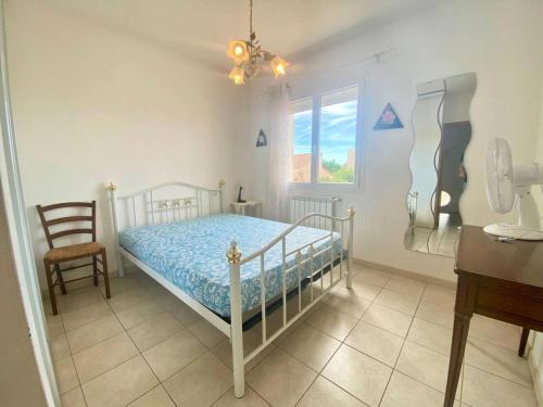 une chambre avec un lit, un bureau et une chaise dans l'établissement Résidence Fr15-le Grau Du Roi - Maison flamants roses avec piscine Grau du roi MAE-9861, au Grau-du-Roi