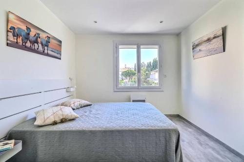 une chambre avec un lit et une fenêtre dans l'établissement Résidence Les Suzannes - Appartement T3 moderne au Grau du roi MAE-9871, au Grau-du-Roi