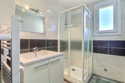 une salle de bain avec un lavabo et une douche dans l'établissement Résidence Les Suzannes - Appartement T3 moderne au Grau du roi MAE-9871, au Grau-du-Roi