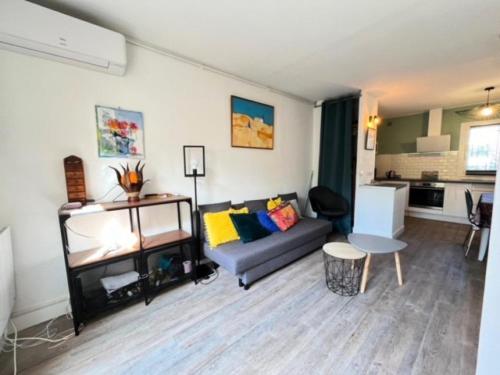 un salon avec un canapé et une table dans l'établissement Résidence Les Maisons De La Plage - T3 proche plage maison de la plage MAE-9881, au Grau-du-Roi