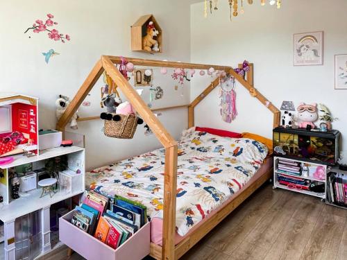 - une chambre pour enfants avec des lits superposés dans l'établissement Résidence Sl565-st Laurent D Aigouze - Superbe villa à Saint laurent d Aigouze MAE-9901, à Saint-Laurent-dʼAigouze