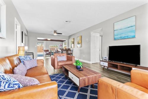 TV/trung tâm giải trí tại Relaxing Pool Home for Family Getaway Close to Tampa Zoo, Busch Gardens, Restaurants and Shopping!