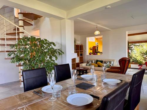 une table de salle à manger avec des assiettes et des verres dessus dans l'établissement Antipodes, maison avec parking face au port, à Saint-Valery-sur-Somme