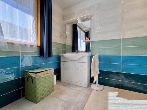 une salle de bain avec un lavabo et un miroir dans l'établissement Antipodes, maison avec parking face au port, à Saint-Valery-sur-Somme