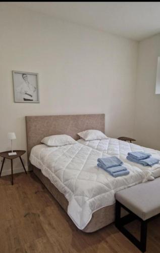 a bedroom with a large bed with towels on it at Casa do Leão II in Évora