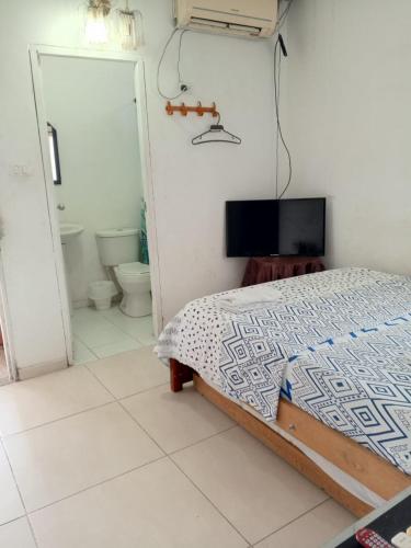 a bedroom with a bed and a bathroom with a toilet at mirador 1 in Santa Marta