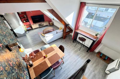 - une vue de tête sur un salon et une salle à manger dans l'établissement Duplex Archi Cosy - Plein coeur de Lorient, à Lorient