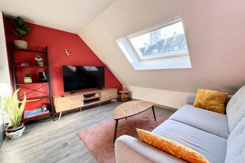 un salon avec un canapé et une télévision dans l'établissement Duplex Archi Cosy - Plein coeur de Lorient, à Lorient